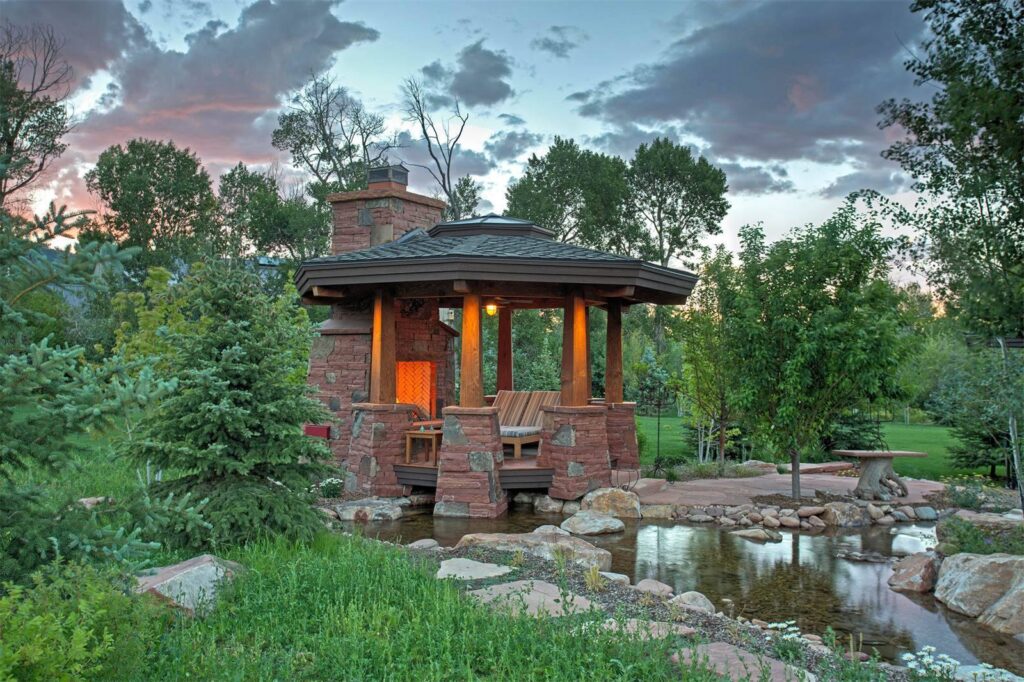 The Springs at QMR - pagoda next to pond