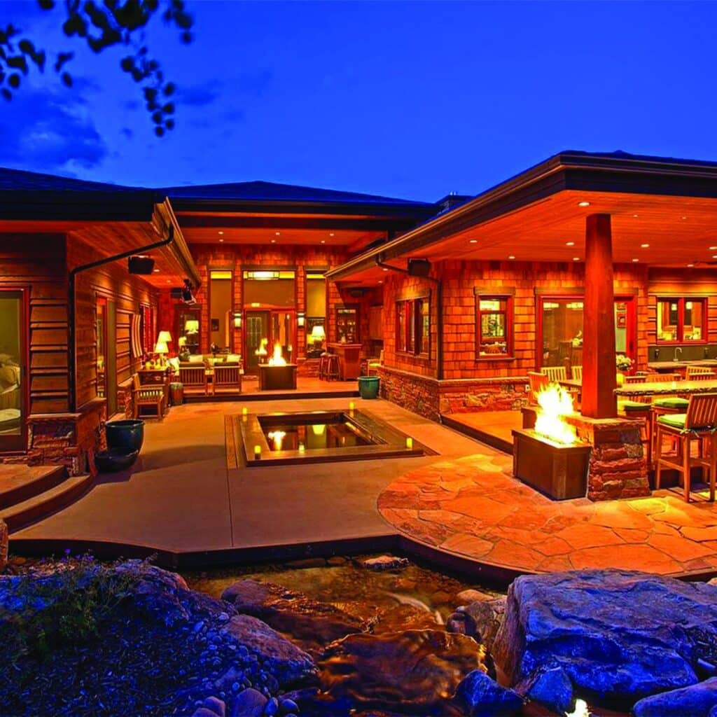 The Springs at QMR - backyard patio at night